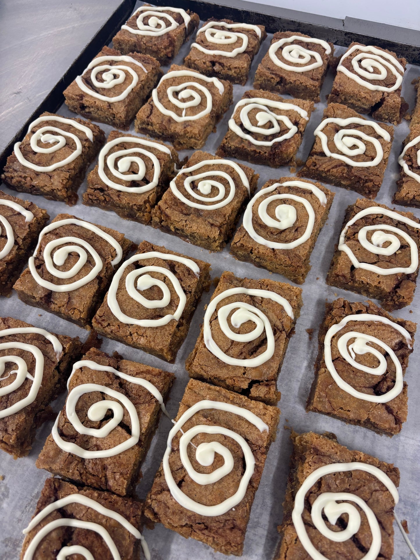 Cinnamon roll blondie
